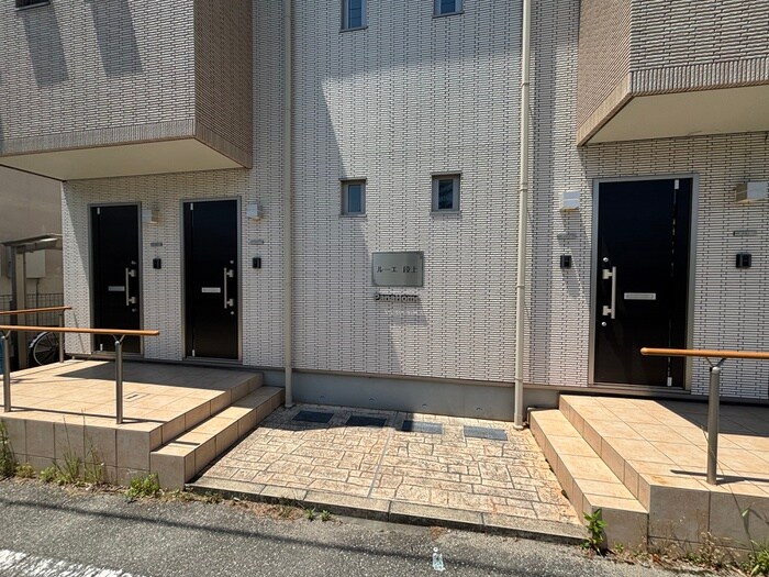 物件外観写真4　(エントランス部分)