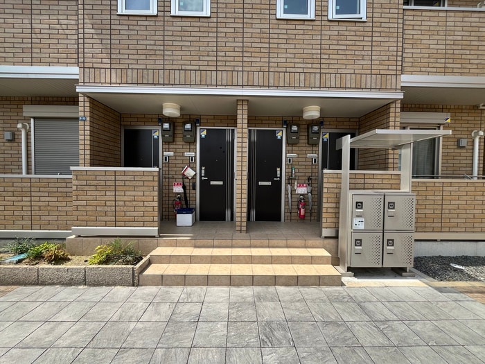 物件外観写真2　(エントランス部分)
