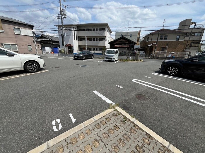 物件外観写真4　(駐車場)