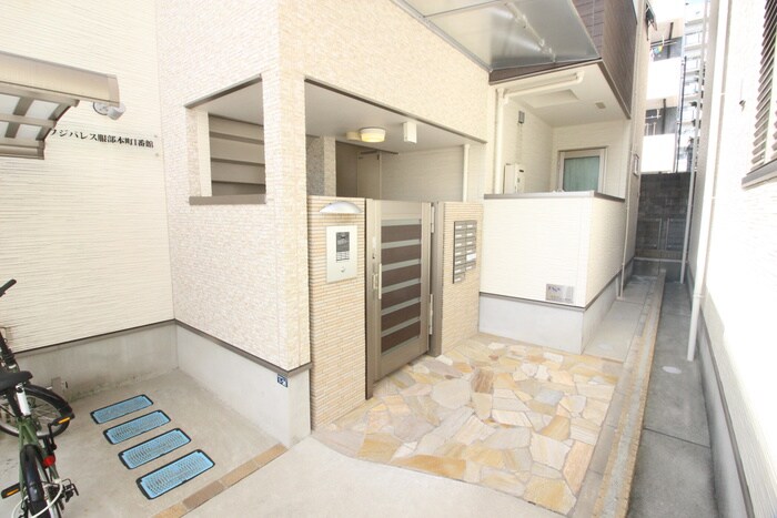 物件外観写真3　(エントランス部分)