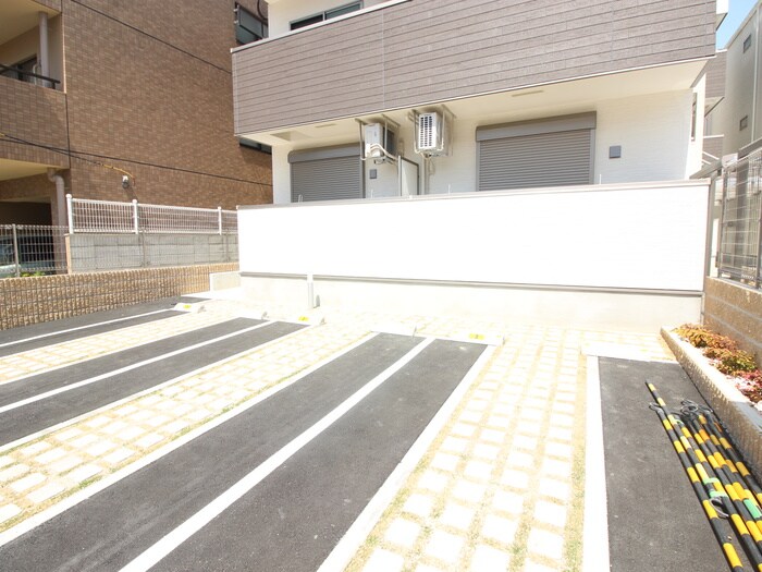 物件外観写真4　(駐車場)