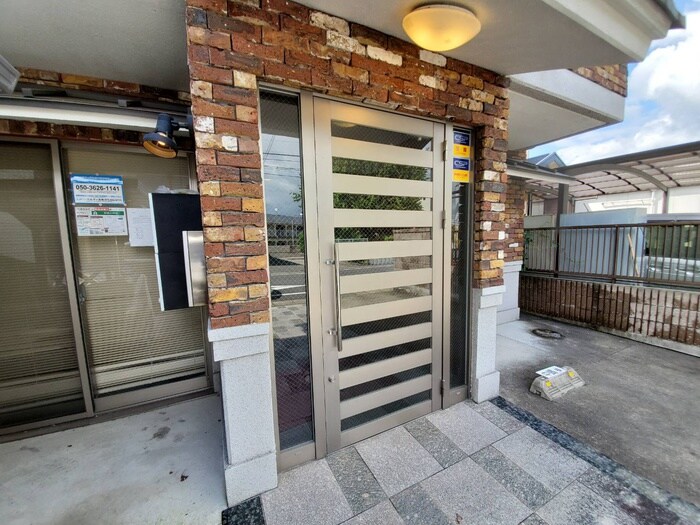 物件外観写真4　(エントランス部分)