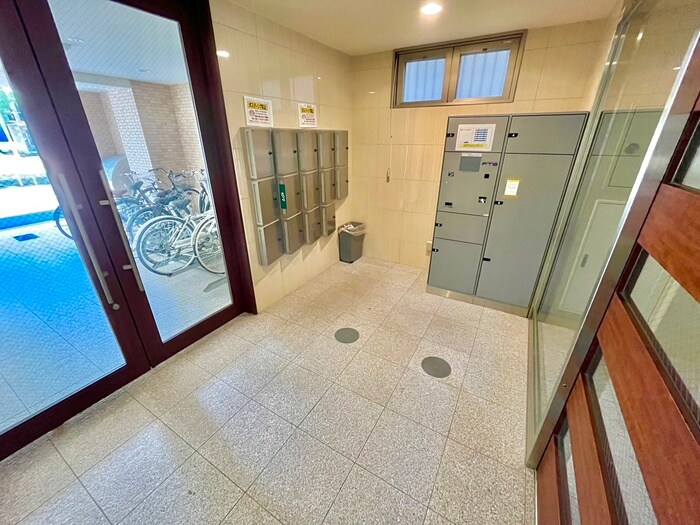 物件外観写真2　(エントランス部分)