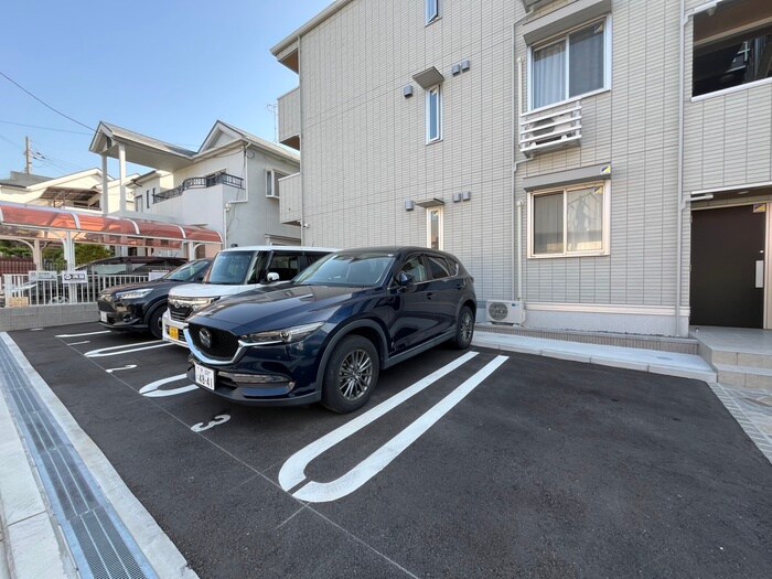 物件外観写真2　(駐車場)