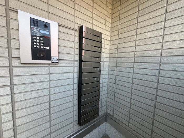 物件外観写真5　(エントランス部分)