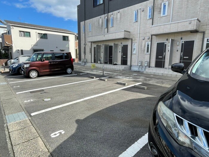 物件外観写真2　(駐車場)