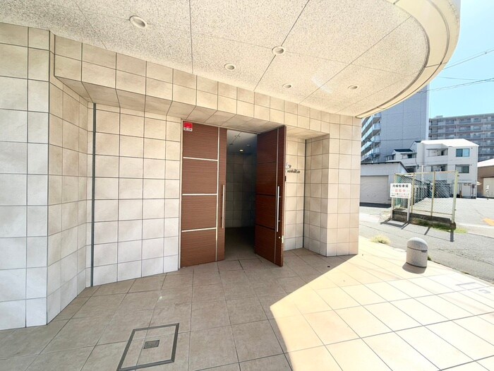 物件外観写真2　(エントランス部分)
