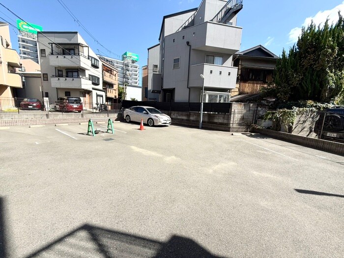 物件外観写真4　(駐車場)