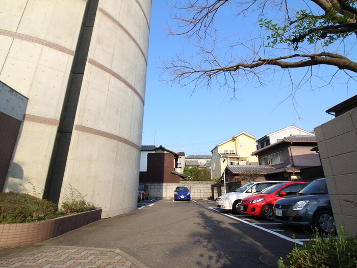 物件外観写真3　(駐車場)