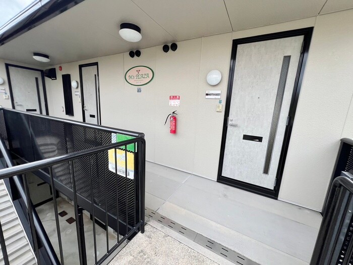 物件外観写真6　(エントランス部分)