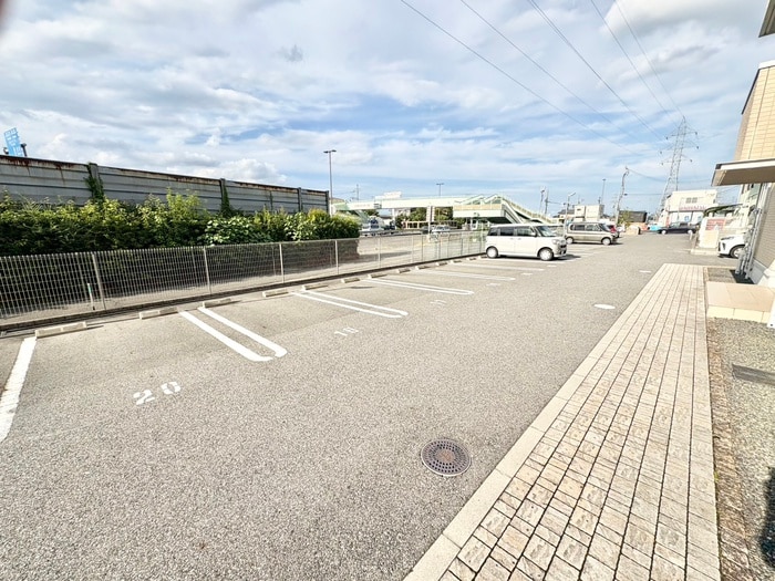 物件外観写真2　(駐車場)
