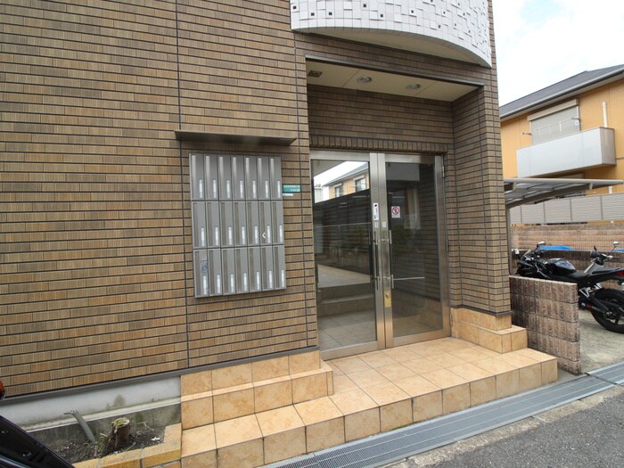 物件外観写真3　(エントランス部分)