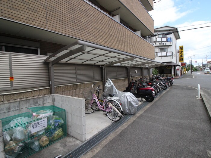 物件外観写真4　(駐輪場)