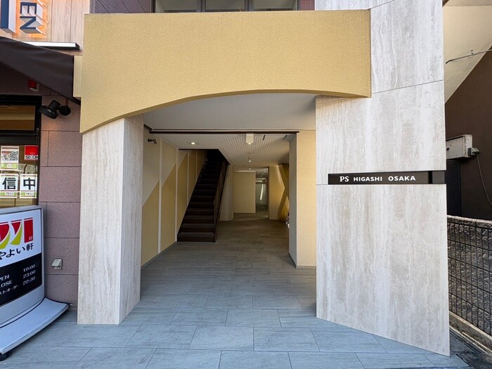 物件外観写真2　(エントランス部分)