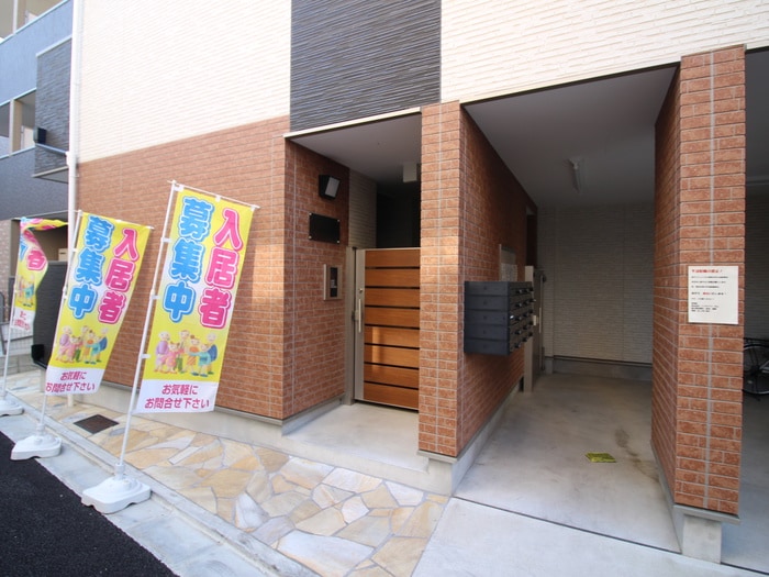物件外観写真2　(エントランス部分)