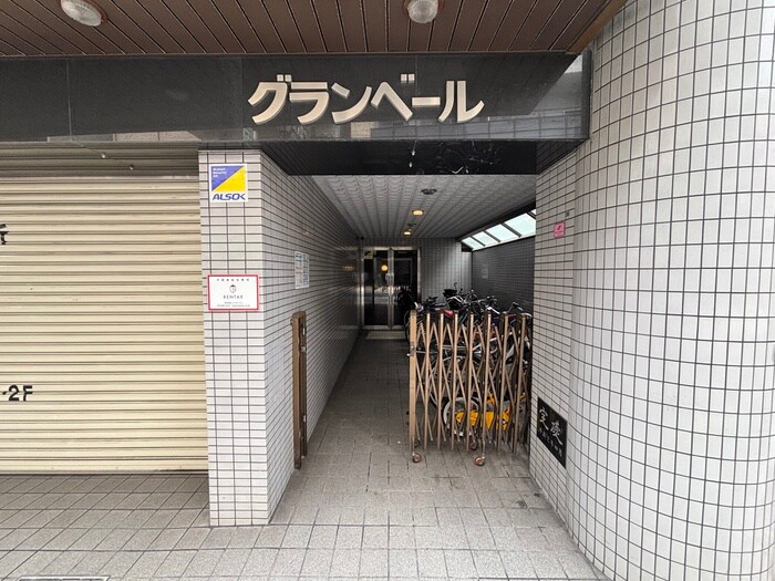 物件外観写真4　(エントランス部分)