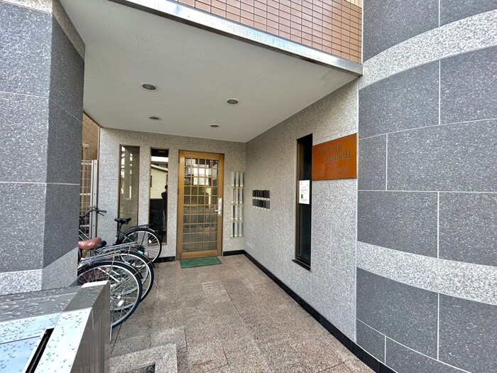 物件外観写真2　(エントランス部分)