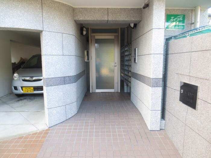 物件外観写真2　(エントランス部分)