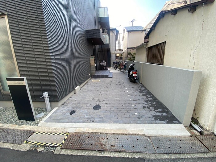 物件外観写真3　(エントランス部分)