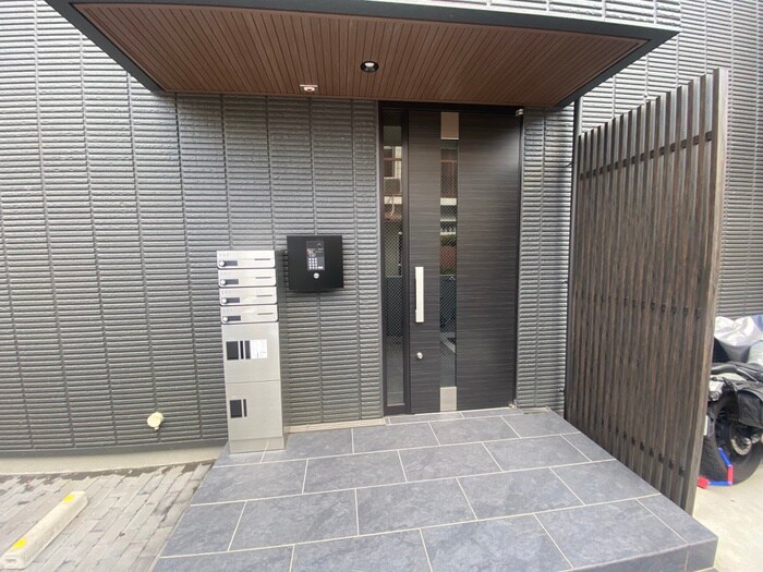 物件外観写真4　(エントランス部分)