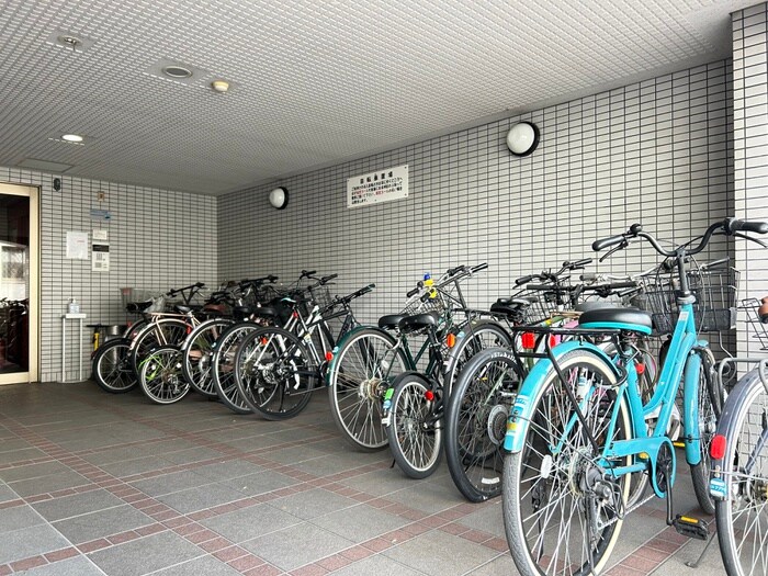 エル・アブラリの駐輪場