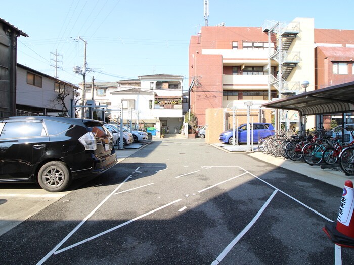物件外観写真6　(駐車場)