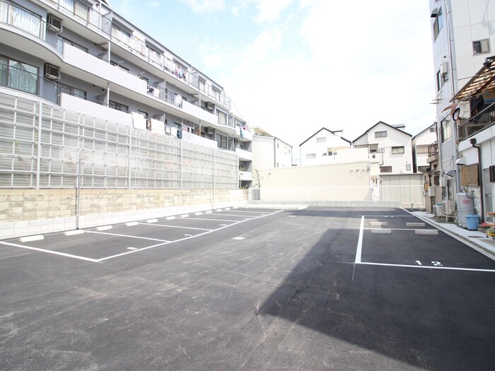 物件外観写真5　(駐車場)