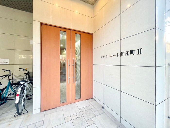 物件外観写真4　(エントランス部分)