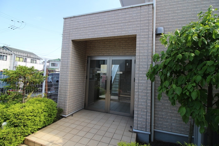 物件外観写真3　(エントランス部分)