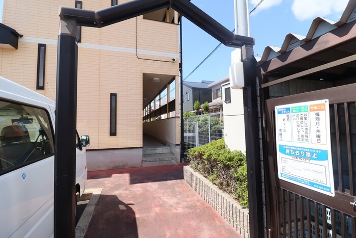 物件外観写真3　(エントランス部分)