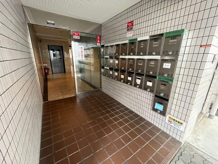 物件外観写真4　(エントランス部分)