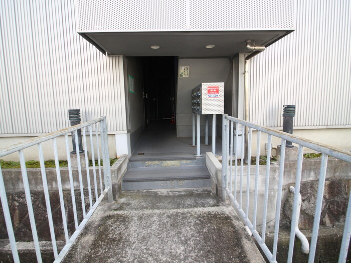 物件外観写真4　(エントランス部分)