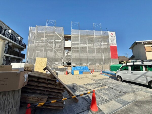 建築中