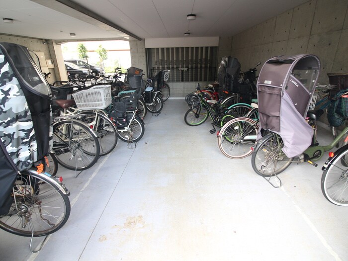 物件外観写真4　(駐輪場)