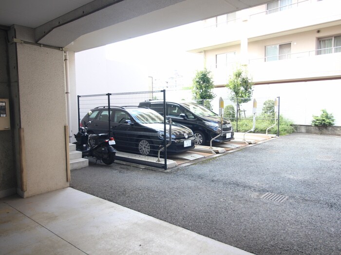 物件外観写真5　(駐車場)