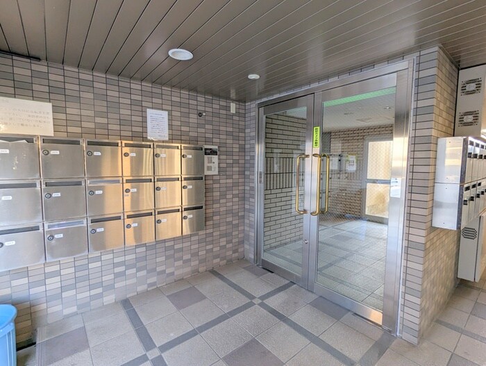 物件外観写真3　(エントランス部分)