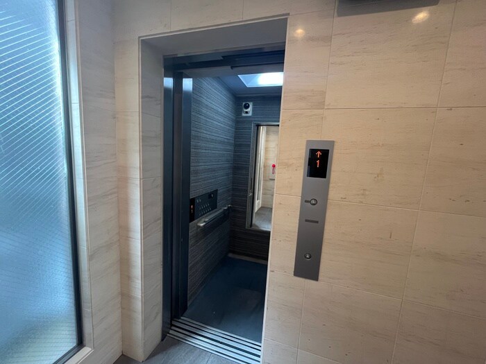 物件外観写真5　(エントランス部分)