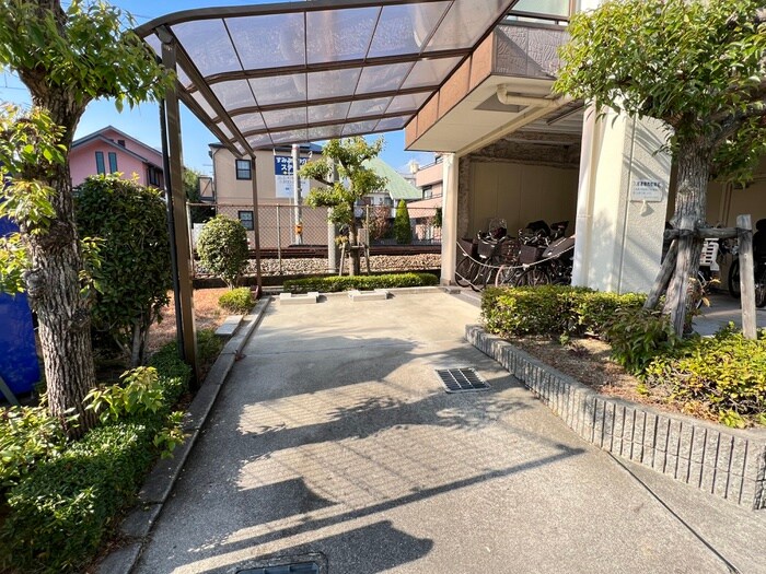 物件外観写真4　(駐車場)