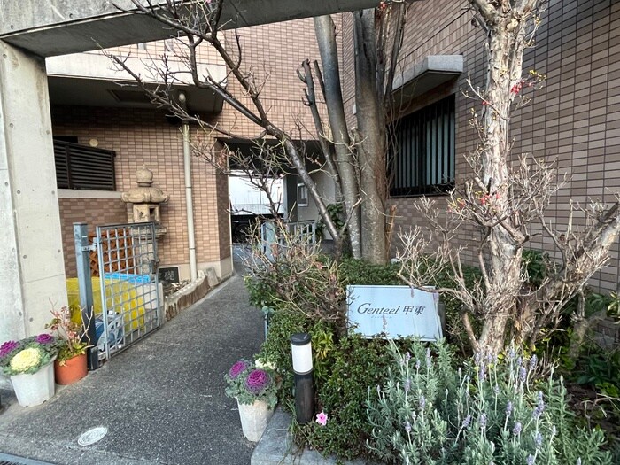 物件外観写真3　(エントランス部分)