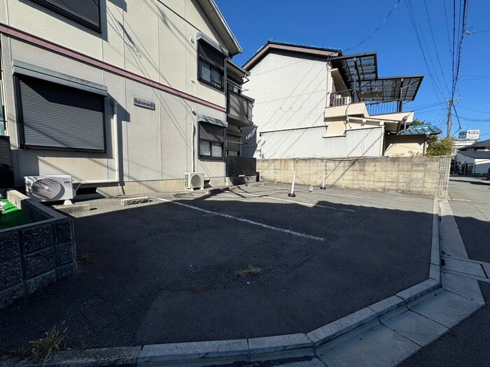 物件外観写真3　(駐車場)