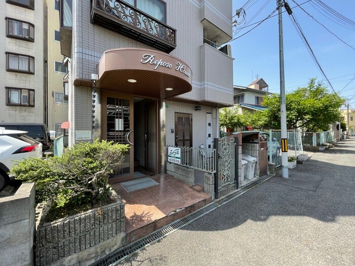 物件外観写真2　(エントランス部分)