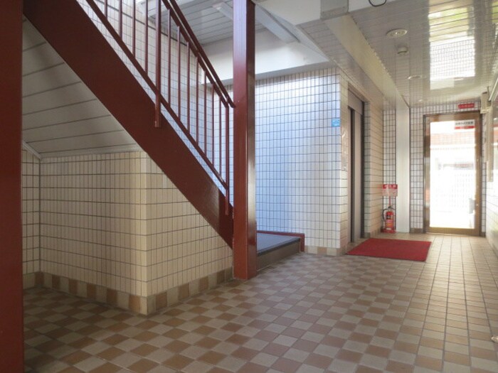 物件外観写真3　(エントランス部分)