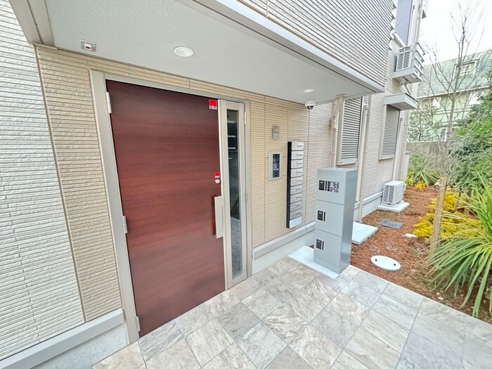 物件外観写真3　(エントランス部分)