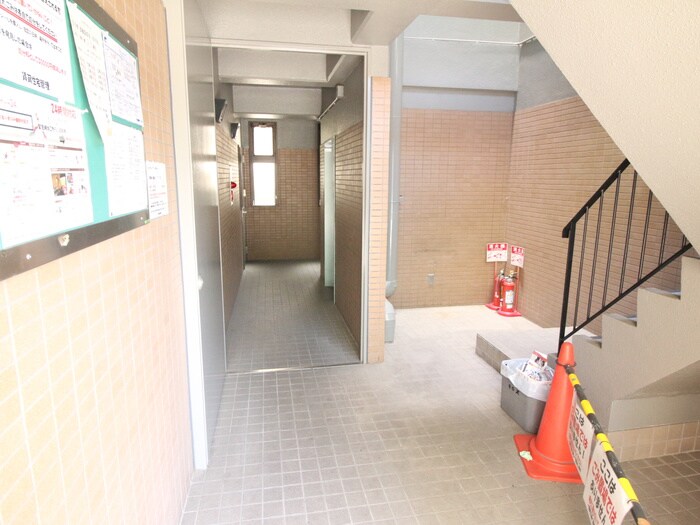 物件外観写真5　(エントランス部分)