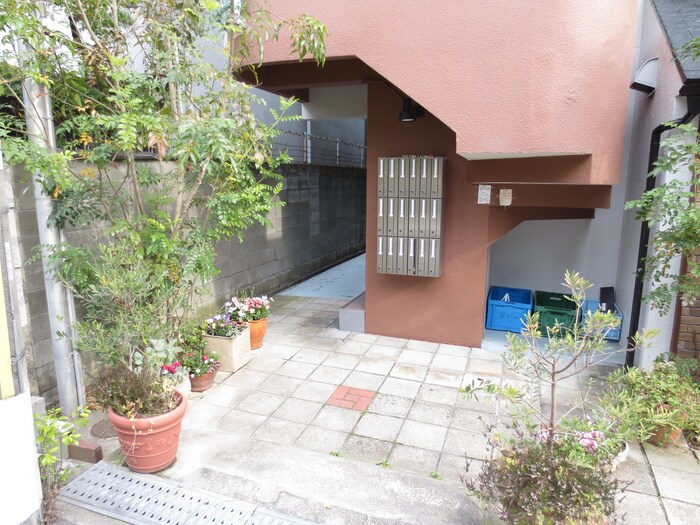 物件外観写真3　(エントランス部分)