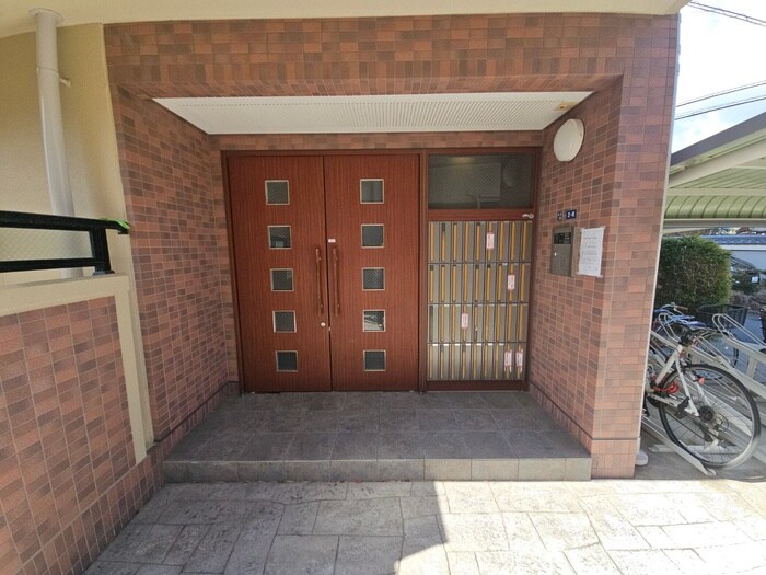物件外観写真3　(エントランス部分)