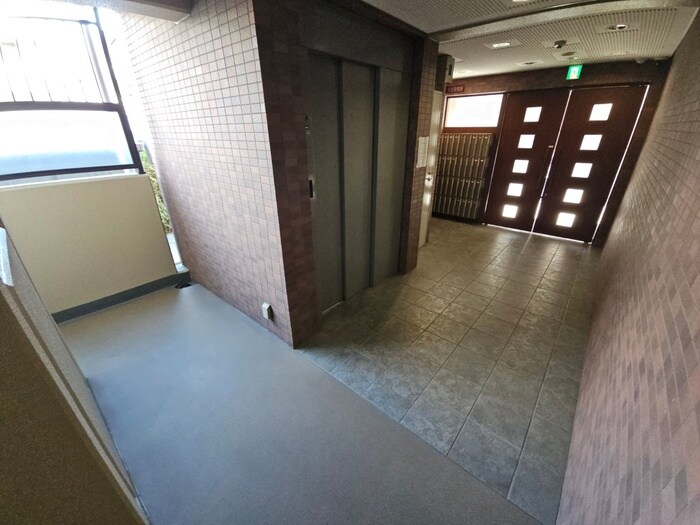 物件外観写真6　(エントランス部分)