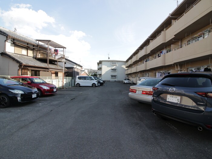 物件外観写真3　(駐車場)