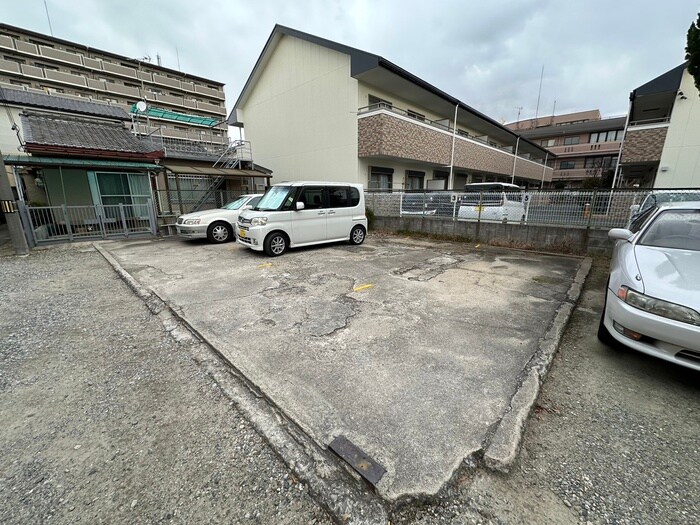 物件外観写真5　(駐車場)