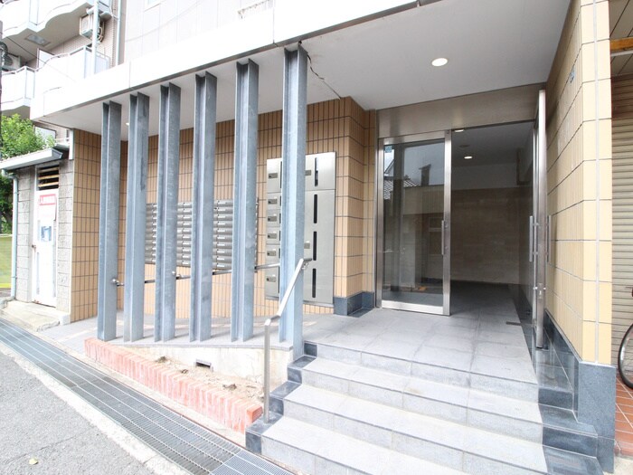 物件外観写真2　(エントランス部分)